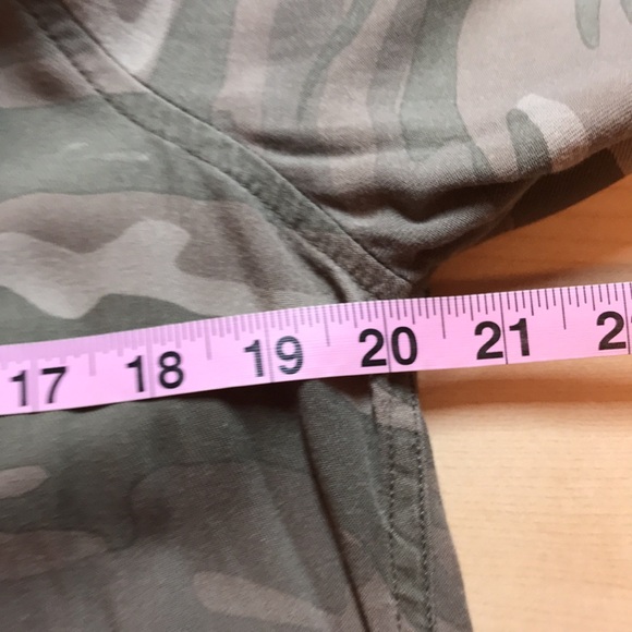 Jordache Camo Button Down Shirt Size Medium - Picture 8 of 8